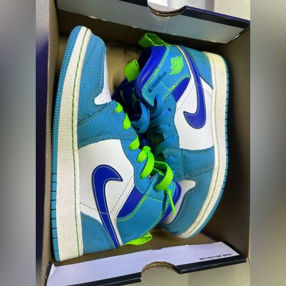 Nike Air Jordan 1 Mid SE (GS)- size 4Y - Picture 12 of 12